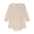 Dieses Kindermode-Produkt besteht aus einem langärmeligen Baby-Strampler mit kleidartigem Oberteil in hellem Cremeton, verziert mit einem zarten Blumenmuster. Er verfügt über einen Rüschenkragen und eine geraffte Taille, während das Stoffetikett im Inneren sowohl Marke als auch Größe angibt.
