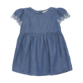 Blaues Kinderkleid aus Denim mit Spitzenärmeln, lässiger Sommerstil für Mädchen, ideal für warme Tage.