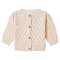 Beiger Baby-Strickcardigan mit Knopfverschluss, ideal für warme Schichten. Gemustertes Design für stilvolle Wintermode.