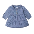 Blaues Babykleid aus Denim mit Rüschen und Knöpfen, langärmlig – perfekt für stilvolle Outfits.