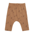 Braune Babyhose mit kleinem Apfelmuster, ideal für komfortable und stilvolle Babykleidung.