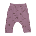Lila Babyhose mit Kirschmuster, elastischer Bund, bequemer Schnitt, ideal für den Alltag und zum Spielen.