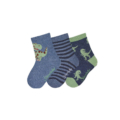 Drei Paar blaue Kindersocken mit Dino- und Streifenmuster freigestellt auf weißem Hintergrund.