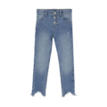 Lässige, blaue Jeans mit ausgefranstem Saum und Knopfleiste, ideal für einen modernen, entspannten Look.