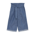 Blaue Culotte für Mädchen mit Taillengürtel und Spitzenbesatz, ideal für sommerlichen Stil und Komfort.