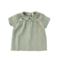 Grünes Babyshirt mit Kragen, kurzärmelig, aus leichter Baumwolle. Perfekt für den Sommer.