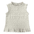 Sandfarbiges ärmelloses Oberteil mit Rüschen aus strukturiertem Stoff, ideal für sommerliche Outfits für Mädchen.
