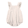 Sandfarbiger Baby-Strampler mit Rüschenärmeln und Lochstickerei, ideal für Sommermode und Komfort.
