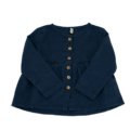 Dunkelblaues Kinderkleid aus Leinen mit Holzknöpfen, langärmelig, modischer Klassiker für Mädchen.