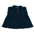 Dunkelblaues Kinderkleid mit Kragen und Holzknöpfen, ideal für Herbstmode. Langärmliges Strickdesign für kühle Tage.