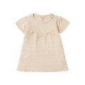 Beigefarbenes Babykleid aus Bio-Baumwolle mit kurzen Ärmeln, ideal für Komfort und Stil im Alltag.