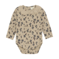 Langarm-Baby-Body mit floralen Mustern und Rüschenkragen, beige Hintergrund mit blauen Blumenmotiven.