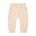 Weiße Babyhose mit niedlichen Herzmotiven und Rüschendetails, ideal für bequemes und stilvolles Baby-Outfit.