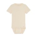 Cremfarbener Baby-Body mit kurzen Ärmeln und Druckknöpfen, ideal für bequeme Sommeroutfits.