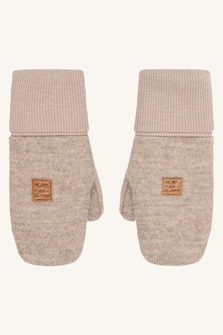 Beige Strickfäustlinge mit umgeschlagenem Saum und Lederetikett, ideal für warme Hände im Winter.