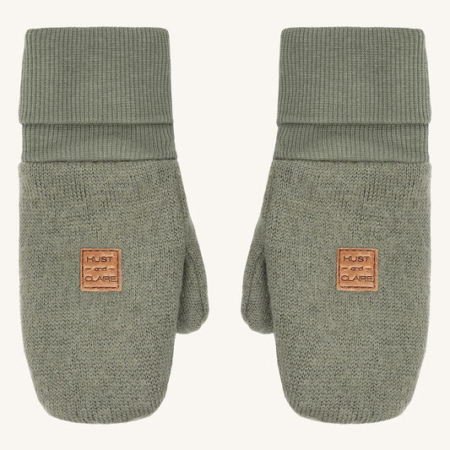 Grüne Strickhandschuhe für Kinder mit Umschlag und Lederlabel von Hust and Claire, ideal für kaltes Wetter.
