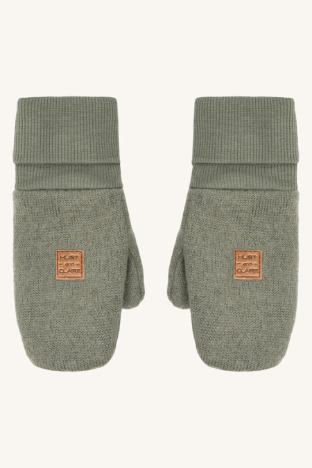 Grüne Strickhandschuhe für Kinder mit Umschlag und Lederlabel von Hust and Claire, ideal für kaltes Wetter.