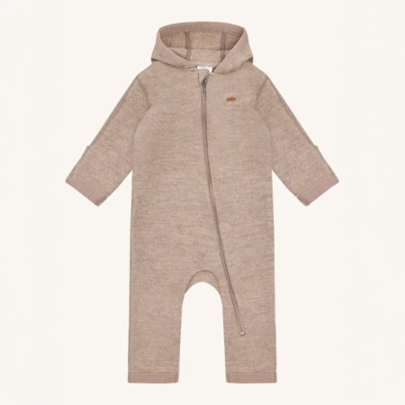 Beiger Babystrampler mit Kapuze und Reißverschluss, ideal für kühle Tage.