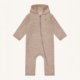 Beiger Babystrampler mit Kapuze und Reißverschluss, ideal für kühle Tage.
