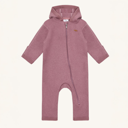 Rosa Babystrampler mit Kapuze und Reißverschluss, ideal für kühle Tage. Weiches Material für optimalen Tragekomfort.