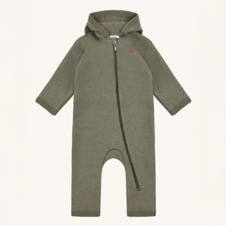 Olivegrüner Baby-Schneeanzug mit Kapuze und Reißverschluss aus Fleece für kalte Temperaturen.