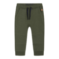 Kinder-Jogginghose in Olivgrün mit Kordelzug und Taschen. Bequem und stylisch für Alltag und Sport.