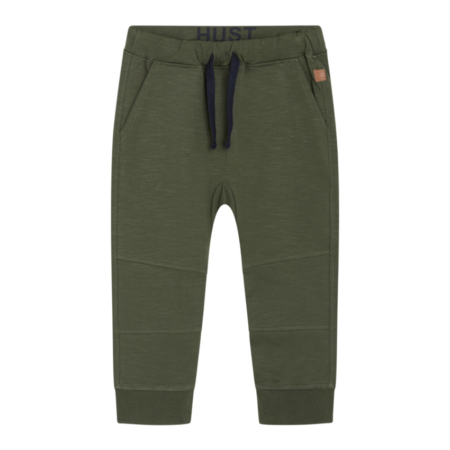 Kinder-Jogginghose in Olivgrün mit Kordelzug und Taschen. Bequem und stylisch für Alltag und Sport.