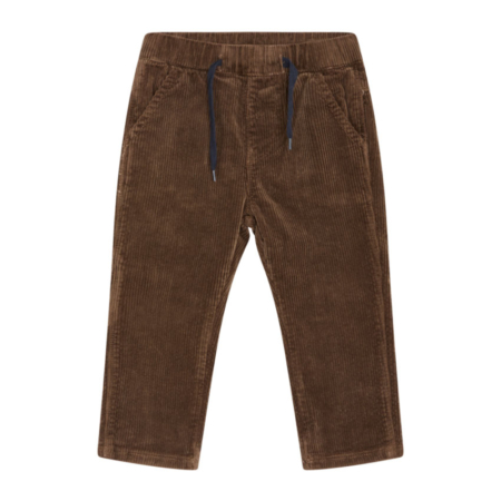 Braune Cordhose für Kinder mit elastischem Bund und Kordelzug, ideal für gemütliche Herbst- oder Wintertage.