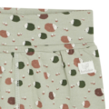 Grüne Babyhose mit Igel- und Pilzmuster, weiches Material, ideal für den Herbst. Label hust & claire sichtbar.
