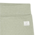 Grüne Babyhose aus weichem Stoff mit Label hust&claire oben rechts. Ideal für Babys und komfortabel zu tragen.