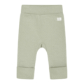 Grüne Babyhose aus weichem Stoff mit umgeschlagenen Bündchen, ideal für warme und bequeme Outfits.