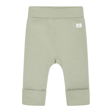 Grüne Babyhose aus weichem Stoff mit umgeschlagenen Bündchen, ideal für warme und bequeme Outfits.
