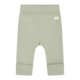 Grüne Babyhose aus weichem Stoff mit umgeschlagenen Bündchen, ideal für warme und bequeme Outfits.