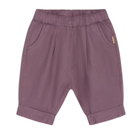 Lila Baby-Kurzhose mit elastischem Bund und Hosentaschen, ideal für bequeme und stylische Outfits für Kleinkinder.