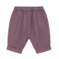Lila Baby-Shorts mit elastischem Bund und umgeschlagenem Saum auf weißem Hintergrund. Ideal für komfortablen Alltag.