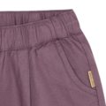 Lila Kinderhose mit Elastikbund und Seitentasche, bequemer Sitz, Label-Detail, geeignet für Alltag und Aktivitäten.