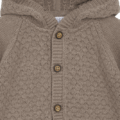 Braune Strickjacke mit Kapuze und Holzknöpfen, ideal für Herbstmode und gemütliche Outfits.