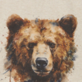 Aquarell-Gemälde eines Bären, beeindruckende Details und Farbspritzer auf beigem Hintergrund.