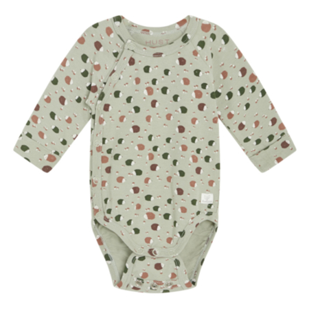 Grüner Babystrampler mit buntem Muster, langen Ärmeln und Druckknöpfen – ideal für gemütliche Tage.