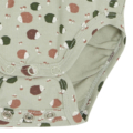 Grüner Babystrampler mit Igel- und Pilzmotiv, Druckknöpfe unten für einfaches Anziehen.