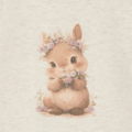 Niedliches Häschen mit Blumenkranz und Blüten in der Hand, illustriert auf hellem Hintergrund. Ideal für Kinderkleidung.