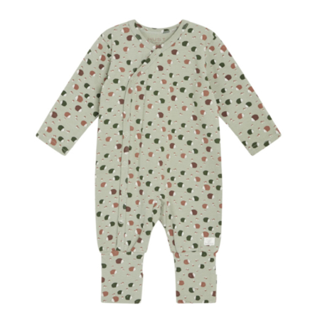 Gemusterter Babystrampler in Grün, Braun und Rosa mit langen Ärmeln, Knopfleiste und Rundhalsausschnitt.