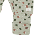 Grüne Kinderhose mit Igel- und Pilz-Muster, Detailansicht des Stoffs mit Label Hust and Claire auf weichem Material.