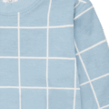 Hellblauer Pullover mit weißem Karomuster, Detailansicht des Stoffdesigns.