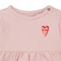 Rosa Babykleid mit Herzstickerei auf der Brust, detailierter und weicher Stoff, ideal als niedliches Outfit.