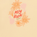 Blumenmuster mit „Muy Bien Noppies“ in Rot und Grün auf beigem Hintergrund. Dekoratives, sommerliches Design.