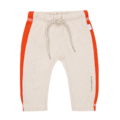 Babyhose aus Baumwolle in Beige mit roten Streifen, elastischem Bund und Kordelzug für bequemen Sitz.