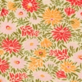 Florales Muster mit roten und orangefarbenen Blüten und grünen Blättern auf hellem Hintergrund, ideal für Textildesign.