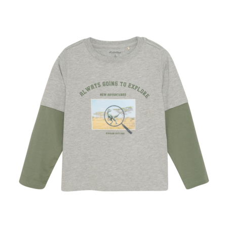 Graues Kinder-Langarmshirt mit Entdecker-Aufdruck, grüne Ärmel, Motiv in Safari-Stil. Ideal für abenteuerlustige Kinder.