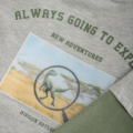 Graues T-Shirt mit Dinosaurier-Design und Aufschrift Always Going to Explore, New Adventures, Mission Outlook.